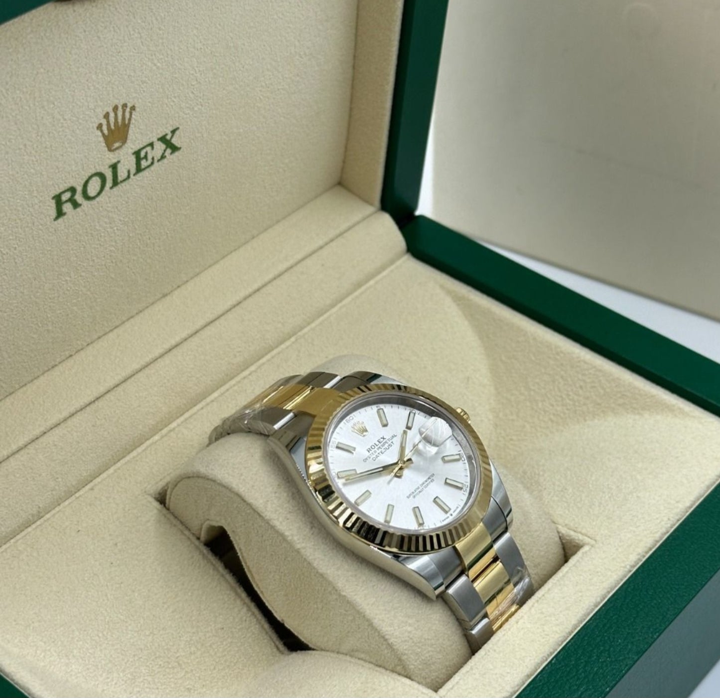 Rolex Datejust 41 - Silver dial, fluted bezel, oyster bracelet