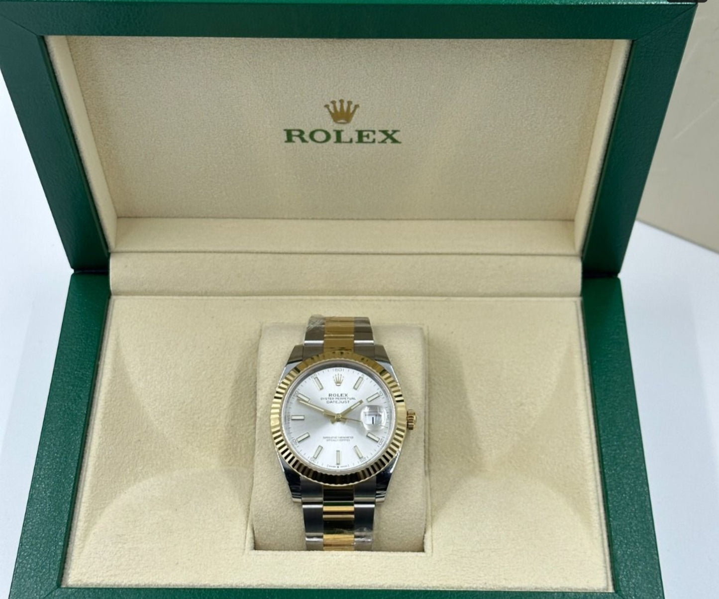 Rolex Datejust 41 - Silver dial, fluted bezel, oyster bracelet