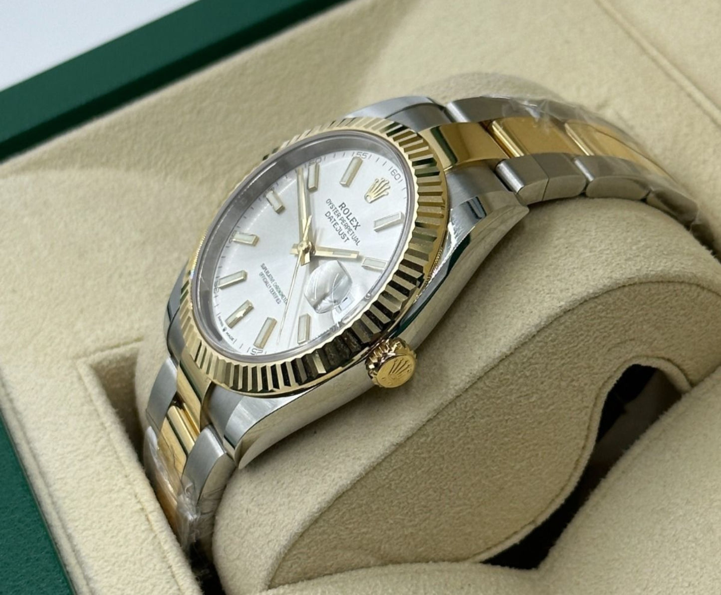 Rolex Datejust 41 - Silver dial, fluted bezel, oyster bracelet